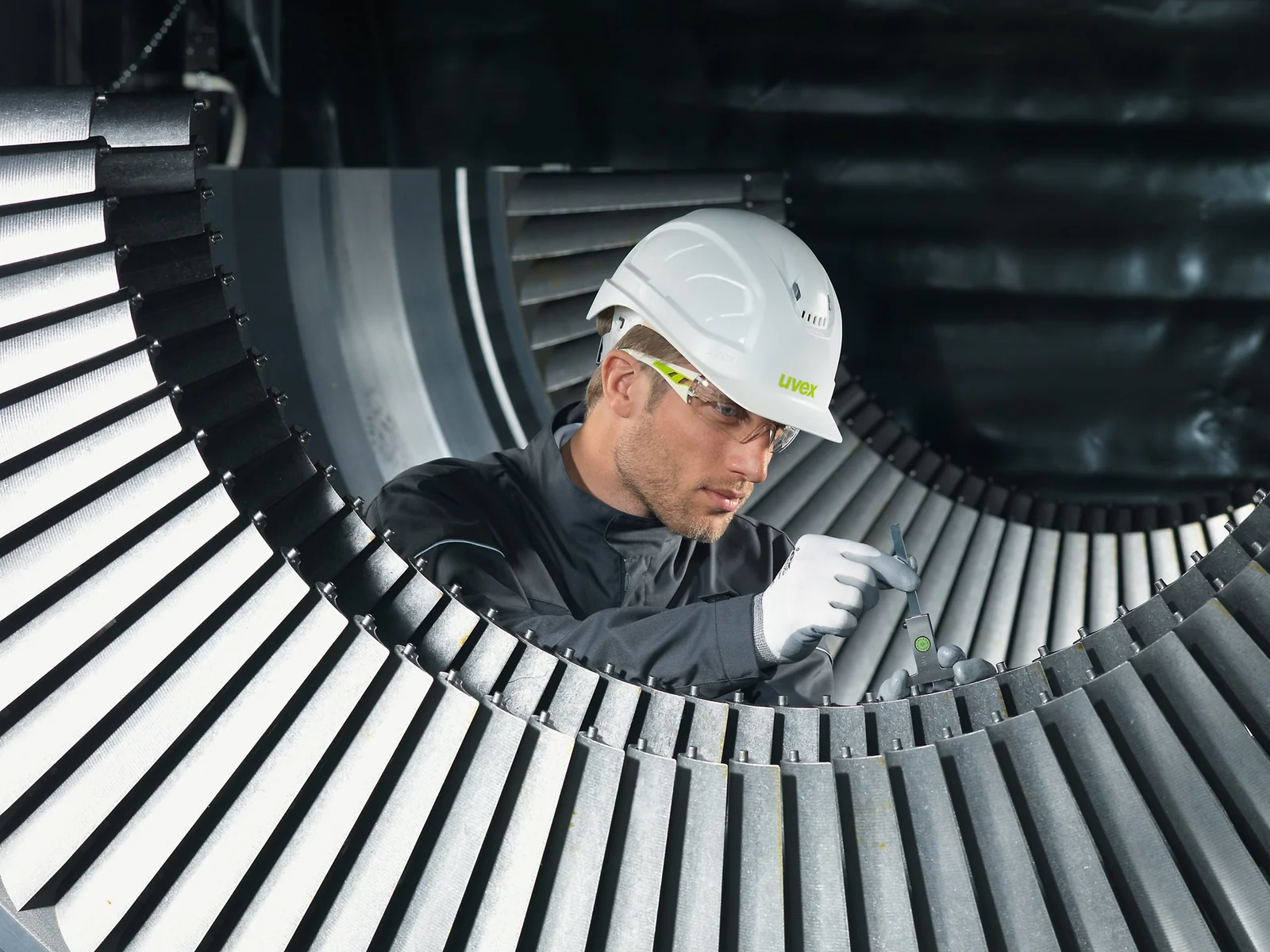 Werker met veiligheidshelm en veiligheidsbril